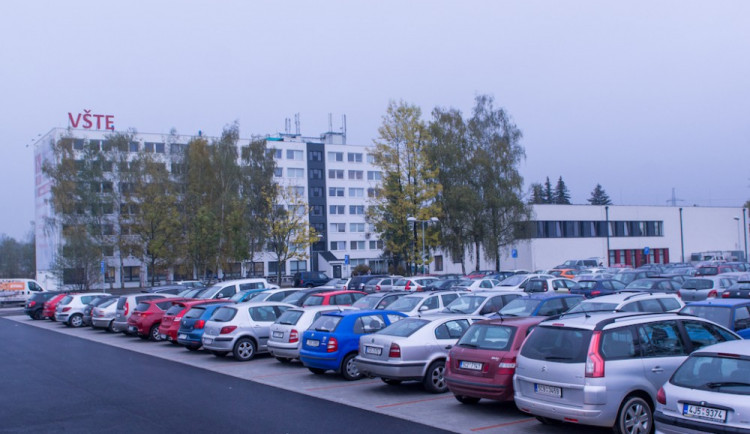 Ve svém desátém roce existence otevře VŠTE laboratoře, Čínské centrum a začne stavět kolej
