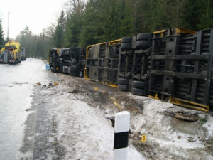 Havarovaný kamion, který převážel luxusní vozy