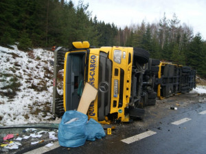 Havarovaný kamion, který převážel luxusní vozy
