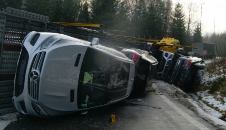 Havarovaný kamion, který převážel luxusní vozy