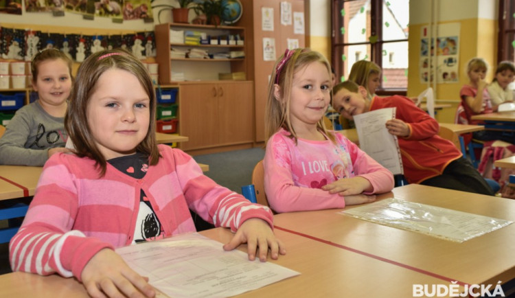 FOTO: Prvňáčci získali své první vysvědčení, na deváťáky čeká už jen poslední půlrok