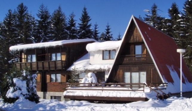 Rekreační chata na Okrouhlíku se stala přechodným bydliště pro skupinu křesťanských uprchlíků z Iráku