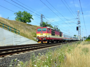 Ve Vladislavi srazil vlak dívku,  pro těžce zraněnou letěl vrtulník