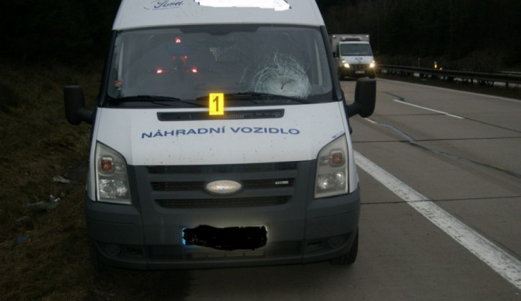 Z mostu na D1 někdo hodil kámen na projíždějící auta
