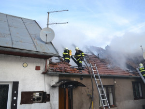 Nedělní požár střechy v Golčově Jeníkově