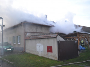 Nedělní požár střechy v Golčově Jeníkově