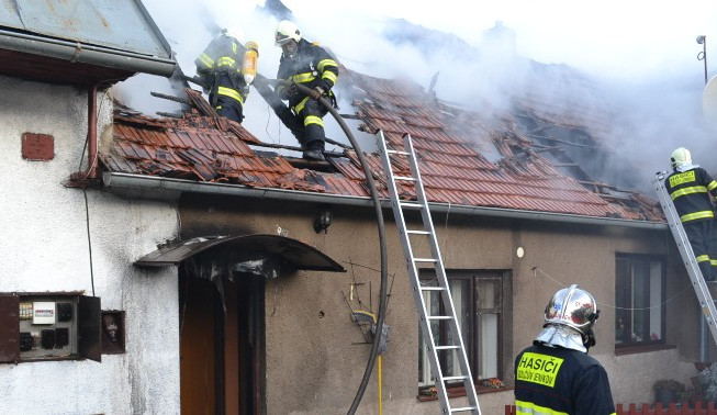 Nedělní požár střechy v Golčově Jeníkově