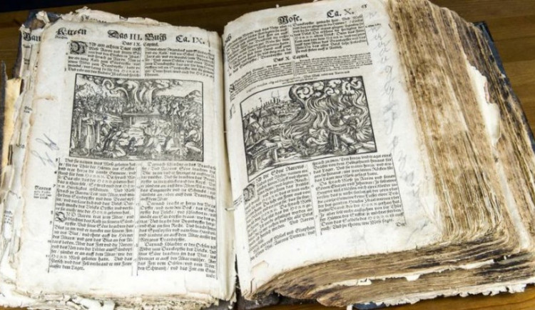 Malé muzeum Bible se včera slavnostně otevřelo pro návštěvníky v Pelhřimově.