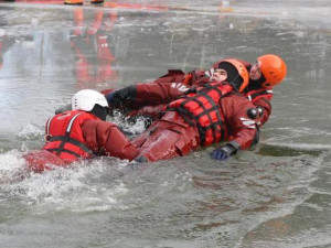 Krajští hasiči absolvovali výcvik na nádrži Trnávka. Zkusili si roli tonoucího i zachránce