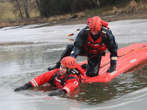 Krajští hasiči absolvovali výcvik na nádrži Trnávka