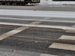 Dopravu na silnicích Vysočiny dnes ráno komplikují sněhové přeháňky