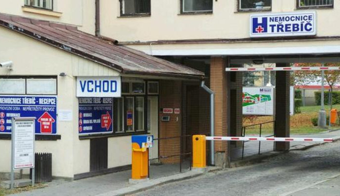 V areálu třebíčské nemocnice je kvůli stavbě nového pavilonu zavřený výjezd z parkoviště
