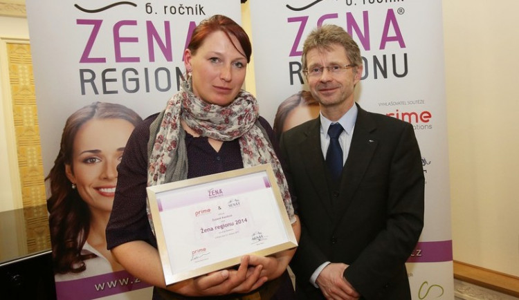 Vítězka posledního ročníku za Kraj Vysočina Zuzana Kazdová přebírá ocenění od senátora Miloše Vystrčila