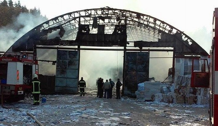 Fotografie z listopadového požáru skladu v Červené Řečici