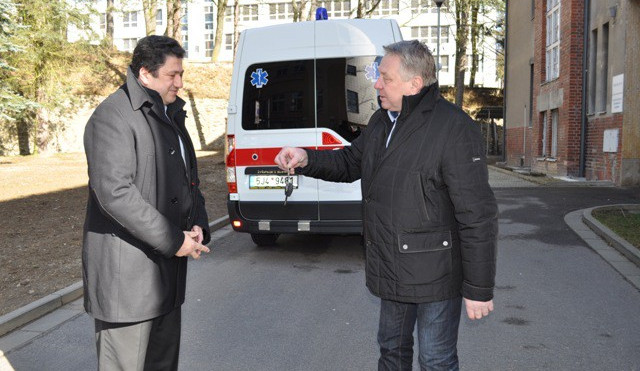 Pelhřimovská nemocnice získala díky podpoře města nový sanitní vůz