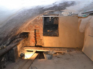 Místo, kterým se dříve do sklepa ukládalo uhlí