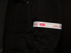 Reflexní pásky se symboly Jihlavy lze zakoupit v budově radnice či v Bráně Matky Boží