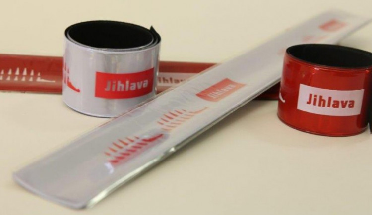 Reflexní pásky se symboly Jihlavy lze zakoupit v budově radnice či v Bráně Matky Boží