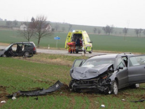 U benzinky v Dukovanech havarovala dvě osobní auta. Výsledkem jsou čtyři zranění lidé