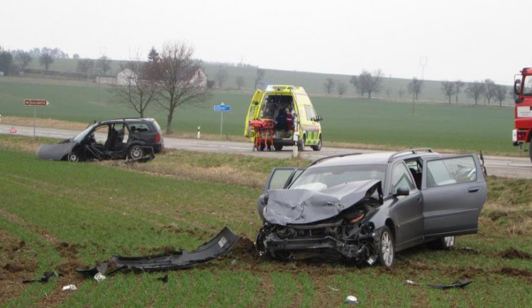 U benzinky v Dukovanech havarovala dvě auta. Výsledkem jsou čtyři zranění lidé