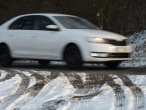 Na Pelhřimovsku ráno sněží, silnice jsou s opatrností sjízdné