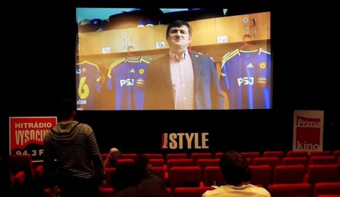 VIDEO: V netradiční promo akci Vysočina Jihlava nachytal trenér hráče v kině, ti poté překvapili diváky