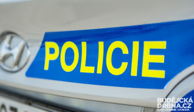 Před Větřním havarovala tři vozidla, nehoda si vyžádala těžké zranění