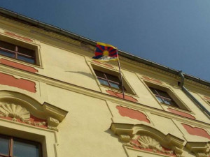 Na budově jihlavské radnice dnes po desáté zavlaje tibetská vlajka