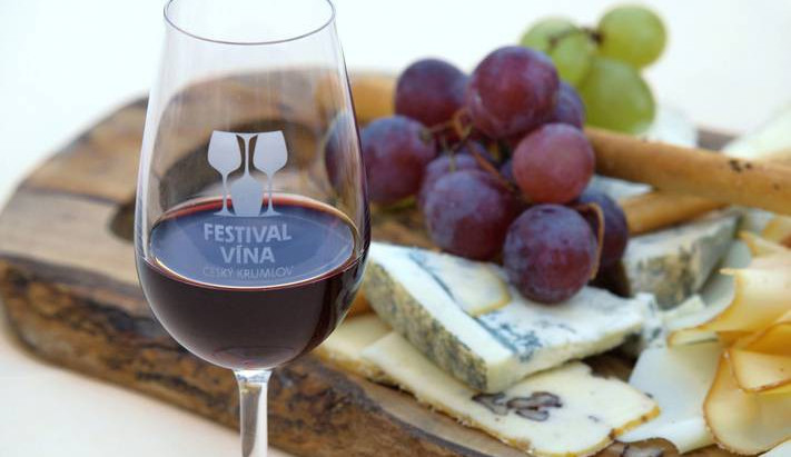 KULTURNÍ TIPY: Velký výběr divadelních představení nebo i Festival vína