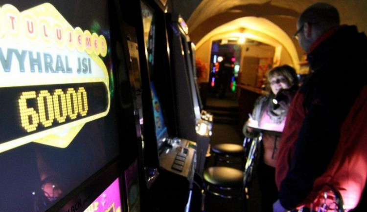 Byly zahájeny kontroly v klubech, kde se provozuje hazard. Ne všude jsou kontroloři vítáni