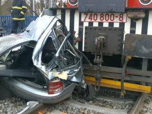 V Golčově Jeníkově se srazil vlak s osobním autem, dva lidé při nehodě zemřeli