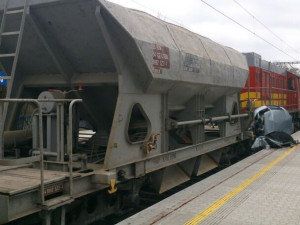 V Golčově Jeníkově se srazil vlak s osobním autem, dva lidé při nehodě zemřeli