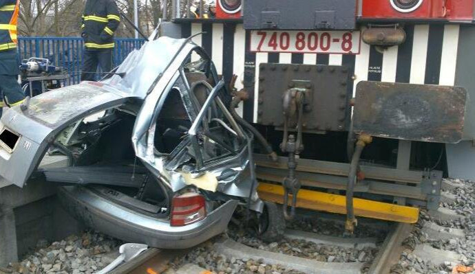 V Golčově Jeníkově se srazil vlak s osobním autem, dva lidé při nehodě zemřeli