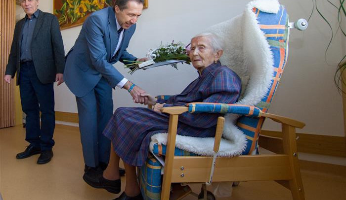 Paní Josefa Nováčková oslavila sté narozeniny. Stále si ráda čte