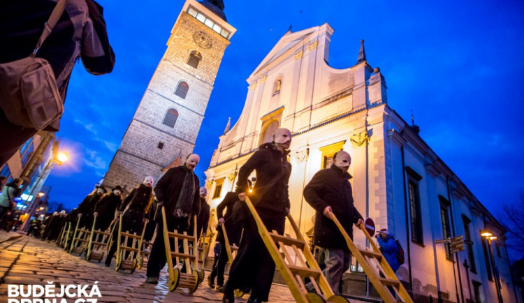 Tradice se nemění. Velikonoční hrkači chodí Budějcemi i letos