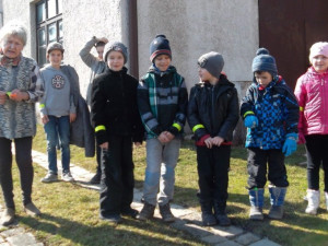 V Cejli na Jihlavsku myslí na bezpečnost. Žáci roznáší seniorům reflexní pásky