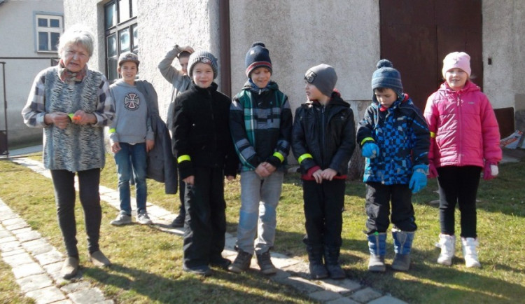 V Cejli na Jihlavsku myslí na bezpečnost. Žáci roznáší seniorům reflexní pásky