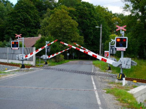 V Třebíči se srazilo osobní auto s vlakem, řidič je zraněný