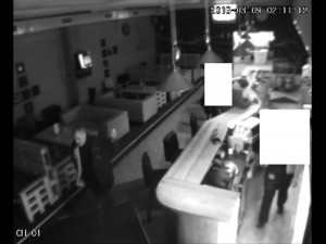 FOTO A VIDEO: Mladý muž v Jihlavě rozbil herní automat a odešel. Poznáváte ho?