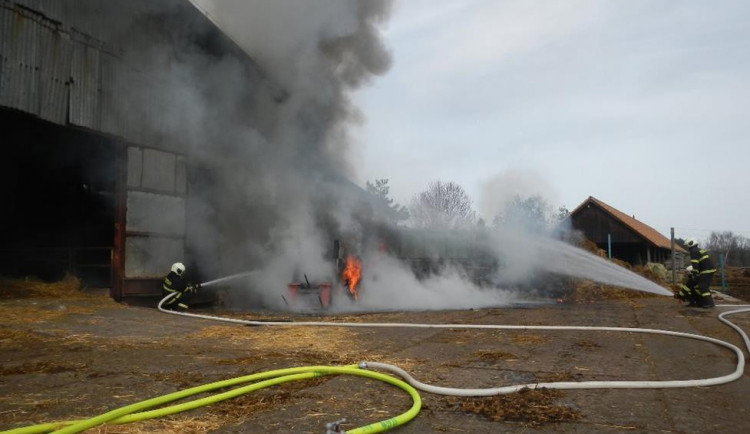 V Dyníně vzplál traktor, škoda dosáhla milionu korun