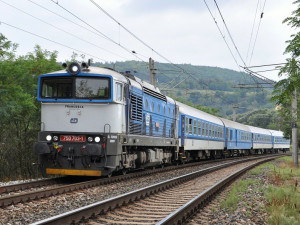 Neštěstí na kolejích. Rychlík z Jihlavy srazil v Třebíči ženu