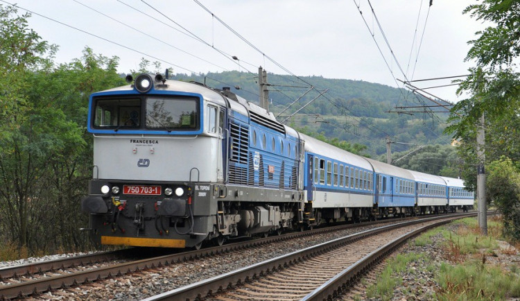 Neštěstí na kolejích. Rychlík z Jihlavy srazil v Třebíči ženu