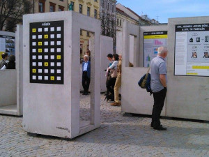 Na Masarykově náměstí je ke zhlédnutí výstava o jihlavských panelácích