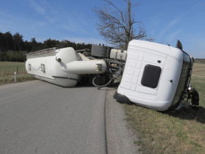 Po havárii kamionu mezi Kněžicemi a Zašovicemi je silnice stále neprůjezdná