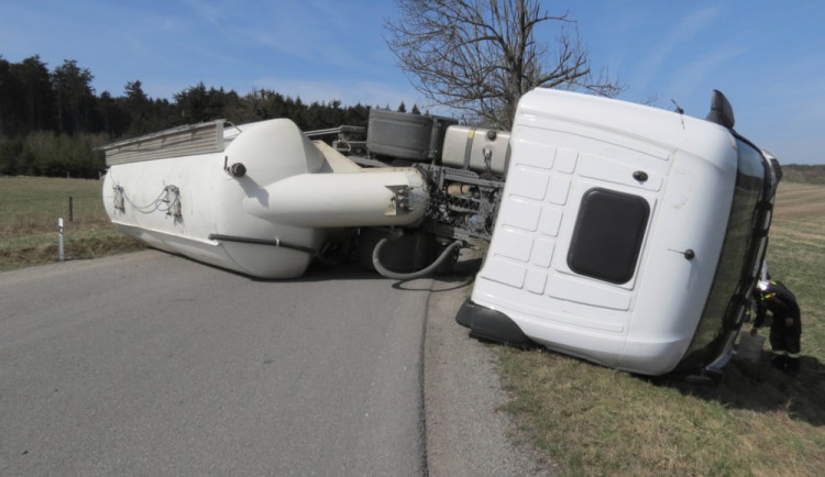 Po havárii kamionu mezi Kněžicemi a Zašovicemi je silnice stále neprůjezdná