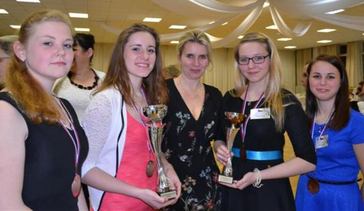 Oceněné studentky z Třebíče spolu s radní Kraje Vysočina Janou Fialovou