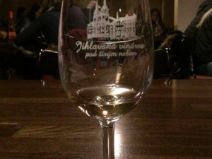 Radniční restaurace připravila Vítání jara, degustovaly se desítky vín
