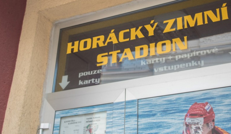 Zastupitelé se nedohodli ohledně zimního stadionu,  mimořádně se znovu sejdou v květnu