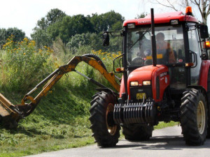 Traktoristu bez řidičáku zastavili policisté. Traktor měl tři roky propadlou technickou kontrolu