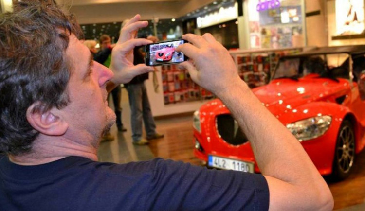 Náměstek hejtmana Libor Joukl v City Parku, kde probíhá výstava automobilů značky Kaipan